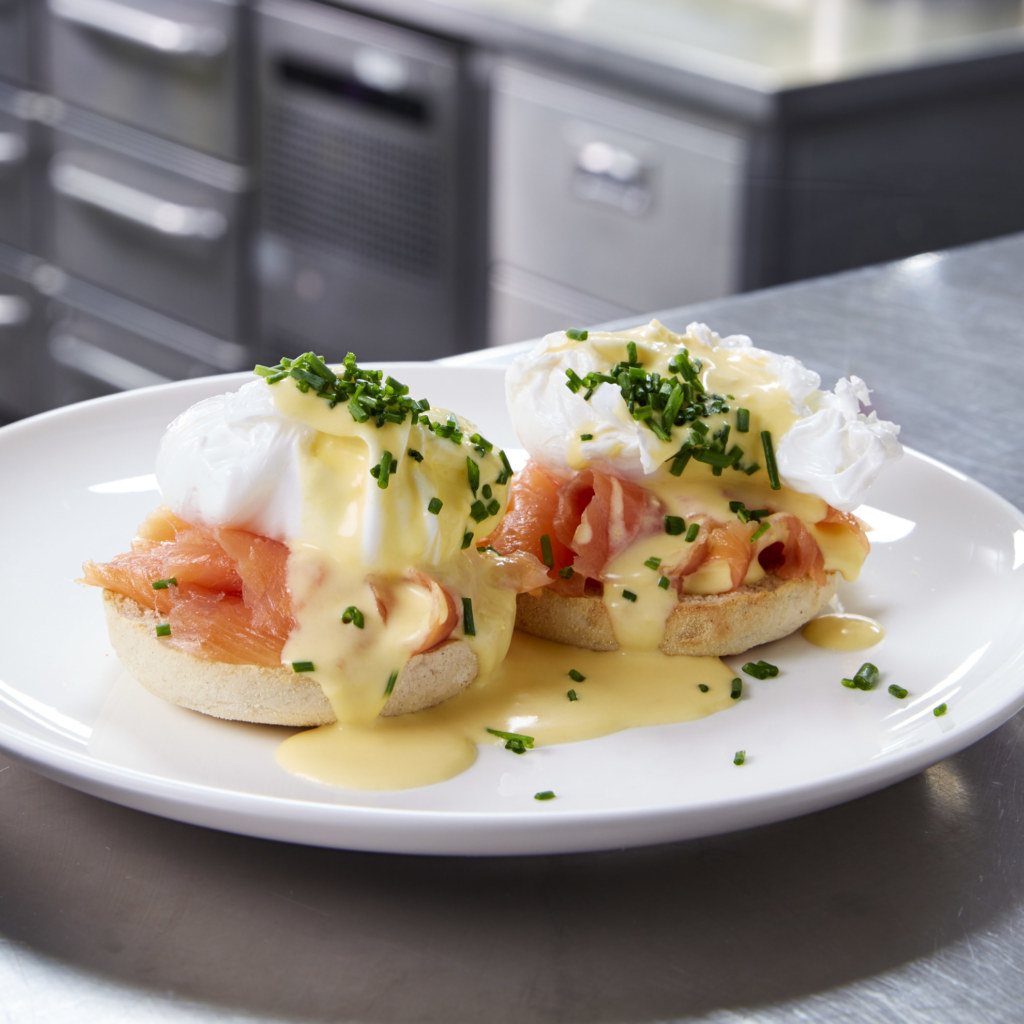 English Muffins, Smoked Salmon and Président Butter Hollandaise  - Lactalis Professional | Foodservice