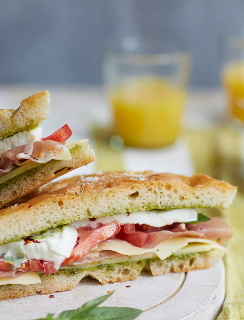 Focaccia with Leerdammer, prosciutto, mozzarella and pesto - Lactalis Professional | Foodservice