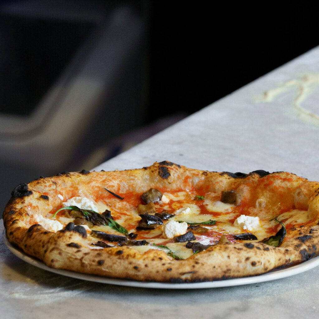 Red pizza, with Ricotta, aubergine, black pepper - Lactalis Professional | Foodservice