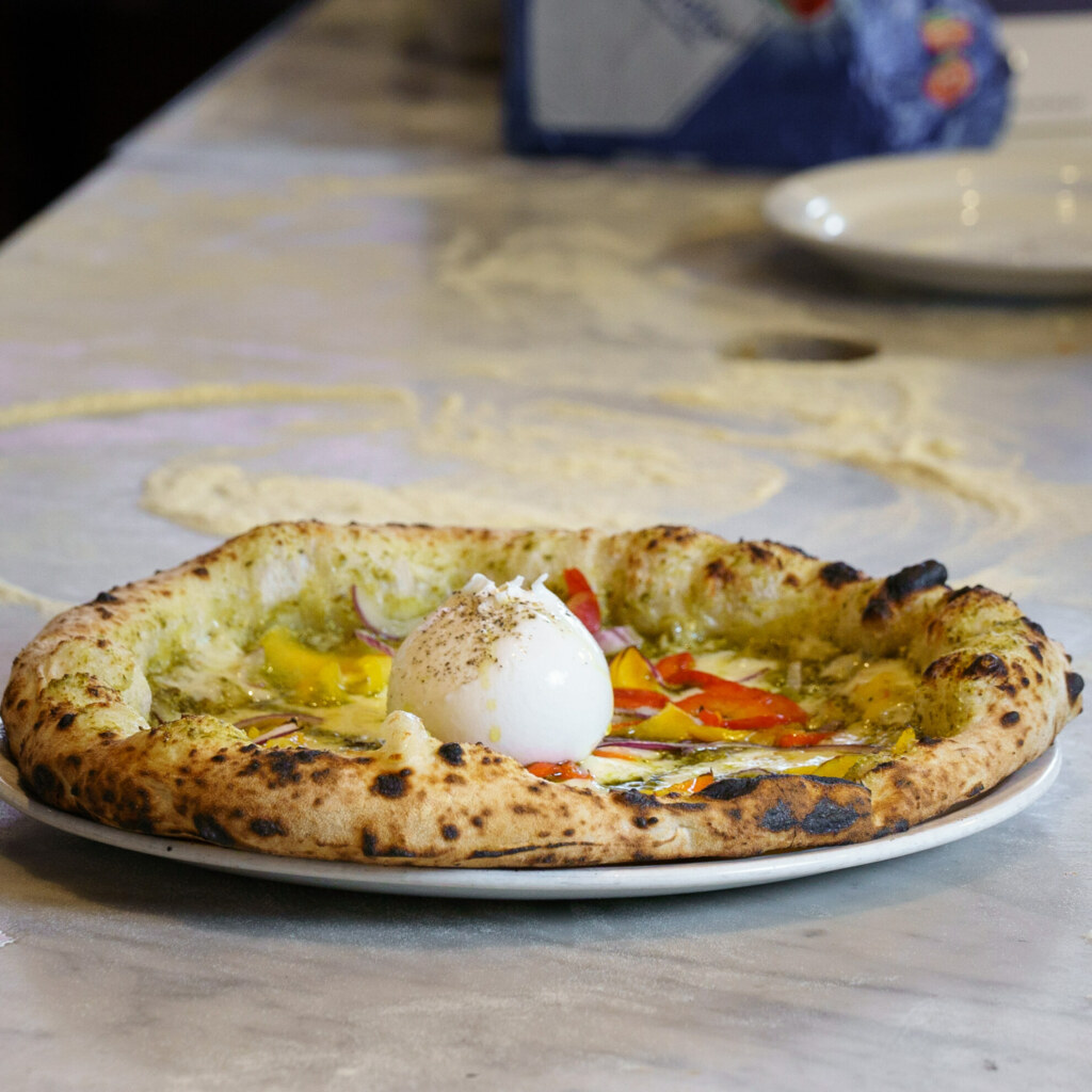 Pesto base, Julienne Mozzarella, peppers, red onion - Lactalis Professional | Foodservice